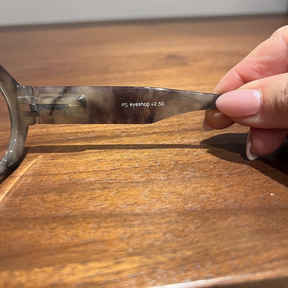 Readers 2.50 fun quirky style. - Picture 3 of 4